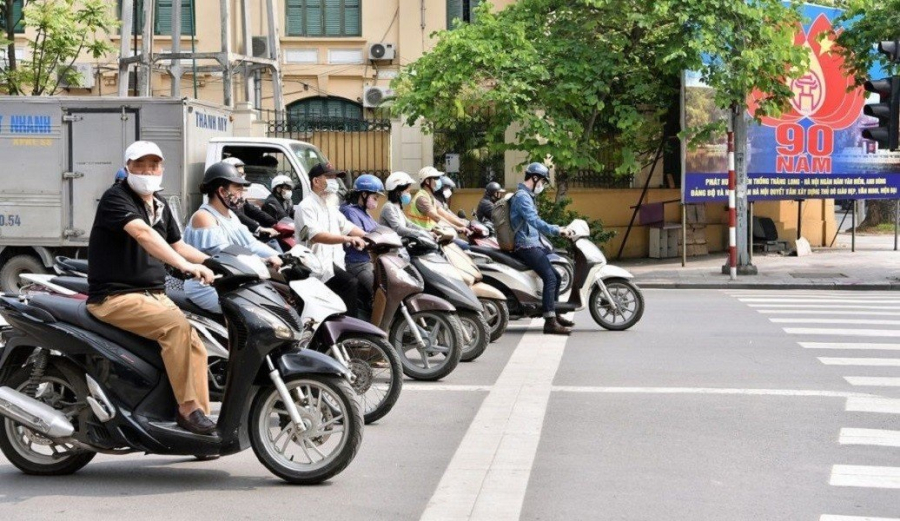 Khi chót đè vạch kẻ khi đứng chờ đèn đỏ, có một số biện pháp bạn có thể thực hiện để tránh bị phạt và đảm bảo an toàn khi tham gia giao thông:    