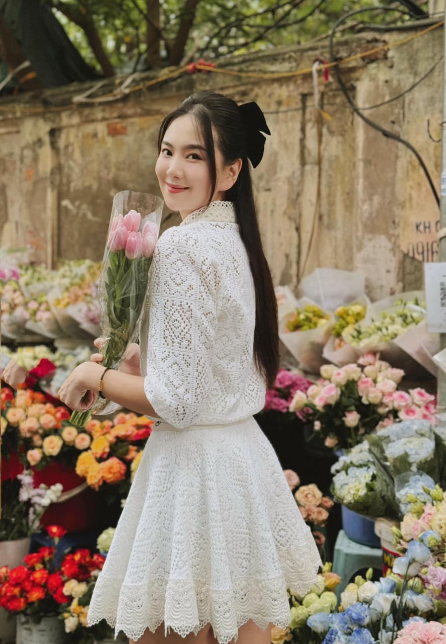 Sáng 8/5, hình ảnh doanh nhân Hoài Nam (chồng cũ MC Mai Ngọc) đang tay trong tay với cô gái lạ khiến dân tình xôn xao. Sau đó dân tình nhanh chóng tìm ra danh tín người con gái đi cùng chồng cũ Mai Ngọc là một hot girl tại Hà Nội, kém anh 8 tuổi. Mới đây, Mai Ngọc bất ngờ đăng tải dòng chia sẻ. Theo đó, cô viết: 