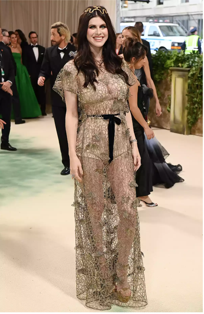 Alexandra Daddario diện một thiết kế Haute Couture của Dior  được đánh giá là quá an toàn và nhạt nhoà.    