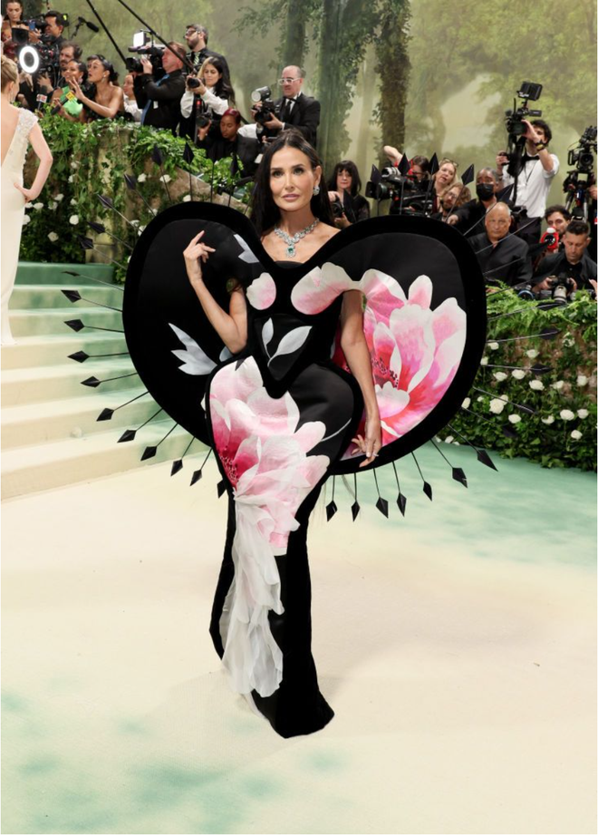 Nữ diễn viên Demi Moore và NTK Harris Reed cùng nhau xuất hiện trên thảm đỏ Met Gala. Cách mặc lạ mắt kết hợp cùng những chiếc gai được in 3D càng khiến cho hai người có một màn xuất hiện hoành tráng.     