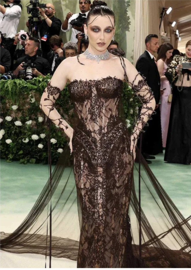 Emma Chamberlain chọn thiết kế lấy cảm hứng từ chiếc corset có trong BST Haute Couture Xuân Hè 2003 của Jean Paul Gaultier cho sự xuất hiện của mình trên thảm đỏ đêm đại tiệc thời trang.