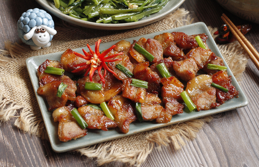 Món thịt ba chỉ rang cháy cạnh
