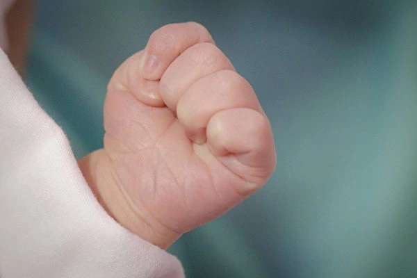 Nắm bàn tay của trẻ cho thấy sự nhanh nhẹn, khéo léo