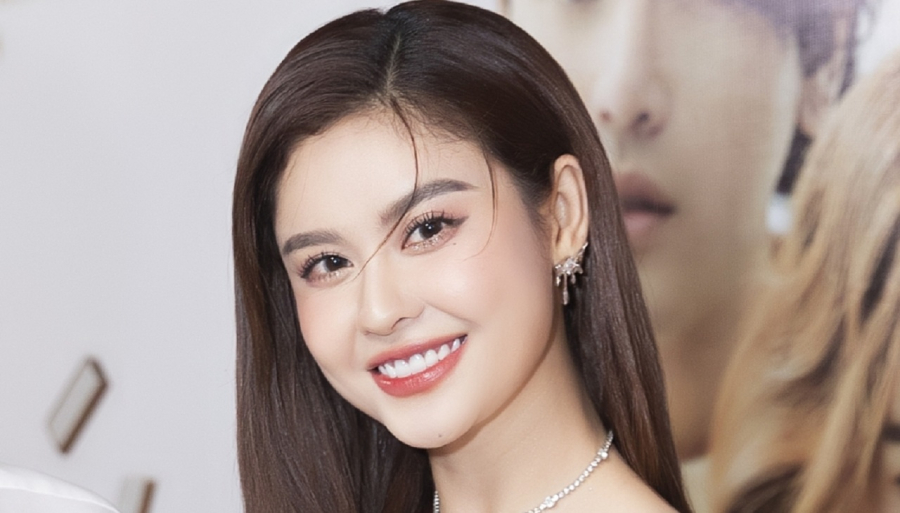 Mới đây, Trương Quỳnh Anh cho biết cô gặp sự cố lúc đáp máy bay khiến bản thân run sợ. Cụ thể, lúc máy bay gần đáp nhưng do yếu tố thời tiết, mây đen nhiều nên việc hạ cánh gặp nhiều khó khăn. Câu chuyện trên của nữ ca sĩ nhanh chóng thu hút sự quan tâm của khán giả. Trương Quỳnh Anh chia sẻ: 