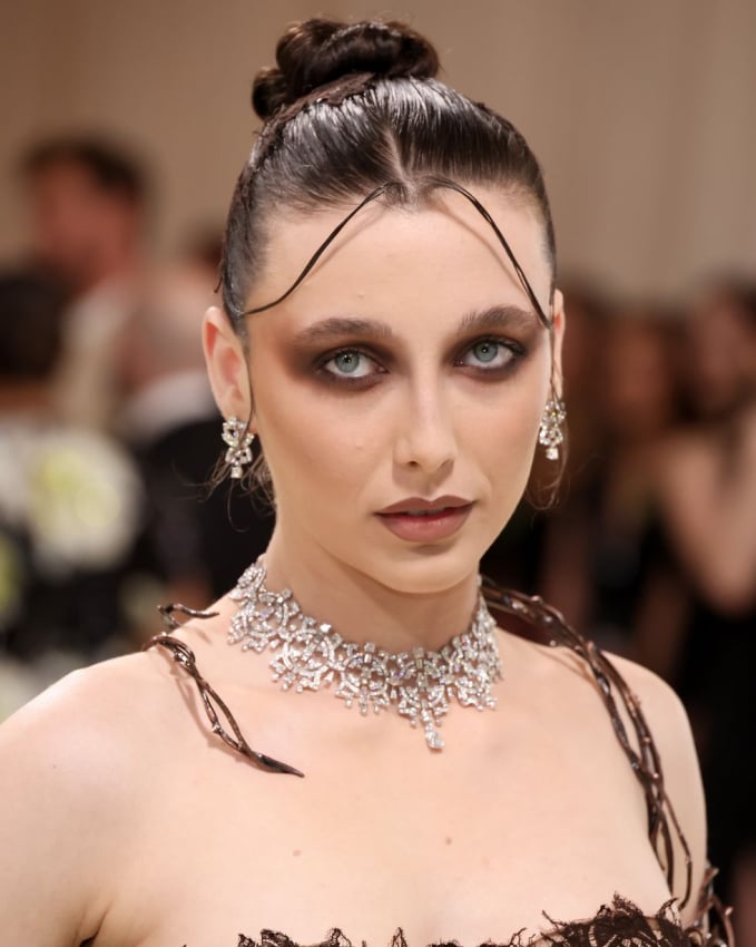 Emma Chamberlain cũng chọn phong cách phản diện và đã chinh phục thành công. Đường kẻ mắt nâu nhòe, Shbet123 Link Vào ShBet Mới Nhất búi bóng mượt cùng đôi môi được kẻ viền chuẩn xác đầy cá tính.    
