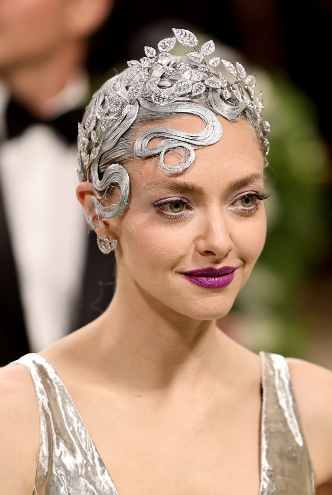 Amanda Seyfried tại Met Gala năm nay chon chiếc vương miện được cho là kết hợp vô cùng ăn ý với Link Vào SHBET88 Mới Nhất ánh bạc của nữ diễn viên. Màu son tím khó nhằn cũng không thể 