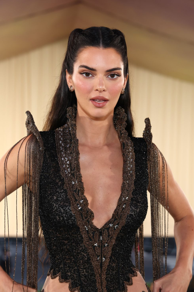 Kendall Jenner chọn Link Vào SHBET88 Mới Nhất tết hai bên. Layout trang điểm của cô cũng rất thú vị khi tạo cảm giác sang trọng, cá tính nhưng vẫn có sự ngọt ngào nhờ chú trọng vào phần má hồng.    