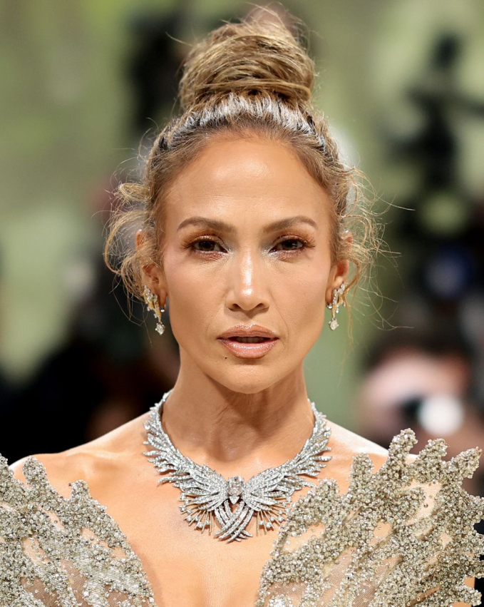 Jennifer Lopez duy trì được dung mạo xinh đẹp, quyến rũ. Layout trang điểm tông nude, Link Vào SHBET88 Mới Nhất búi cao sang trọng đã tôn lên được vẻ đẹp không tuổi của 