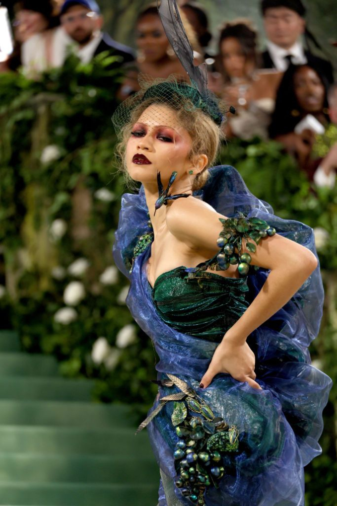 Zendaya thể hiện phong cách Gothic thông qua màu mắt cherry cola, đôi môi cùng màu móng tay đỏ vampire đầy quyến rũ, ma mị. Beauty look của Zendaya tạo cảm giác tựa như một nhân vật phản diện, nhưng vẫn được khán giả yêu thích .    