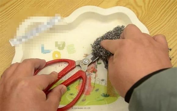 Sau 10 phút, lấy một miếng cọ thép, nhúng vào nước giấm trắng và cọ nhẹ lên bề mặt kéo, đặc biệt là những phần bị rỉ sét.