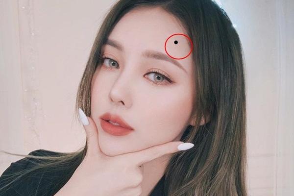 Một nốt ruồi đặt ngay giữa trán được coi là dấu hiệu của sức mạnh và giàu có. 