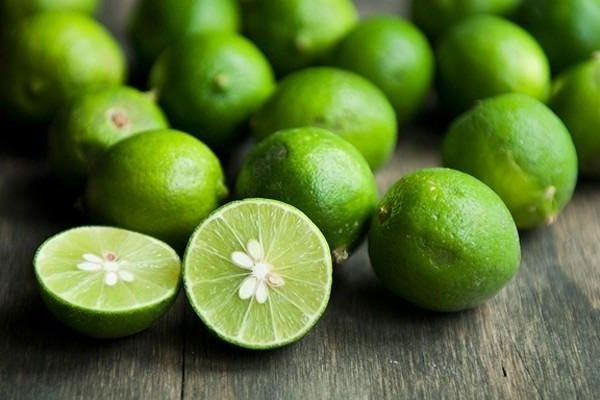Sử dụng chanh chà đều lên đáy chảo    