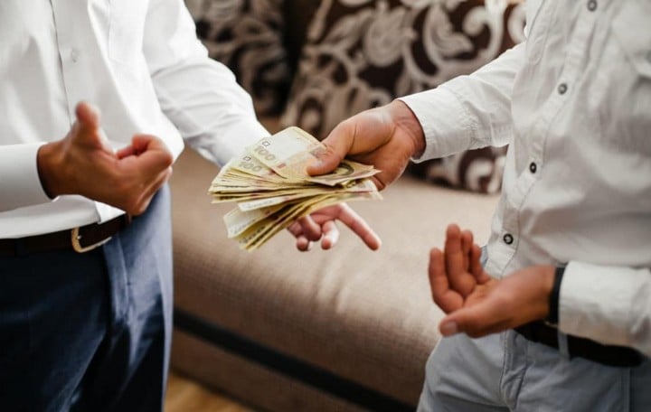 Vay tiền là giao dịch thỏa thuận giữa các bên, khi đến hạn trả thì bên vay phải có nghĩa vụ trả nợ cho bên cho vay.