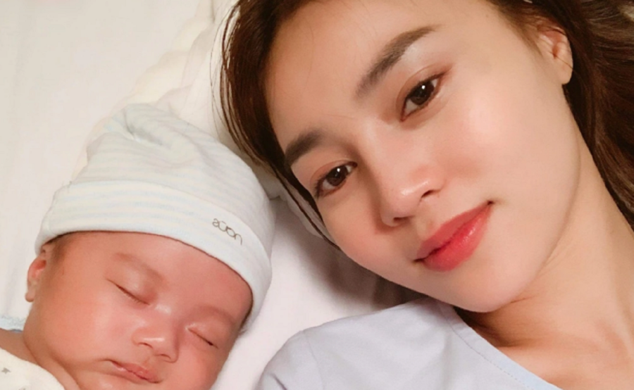 Vừa qua, bức ảnh Ninh Dương Lan Ngọc bên một em bé sơ sinh gây xôn xao mạng xã hội.Bài đăng còn cho biết cô đã sinh em bé tại Úc và 