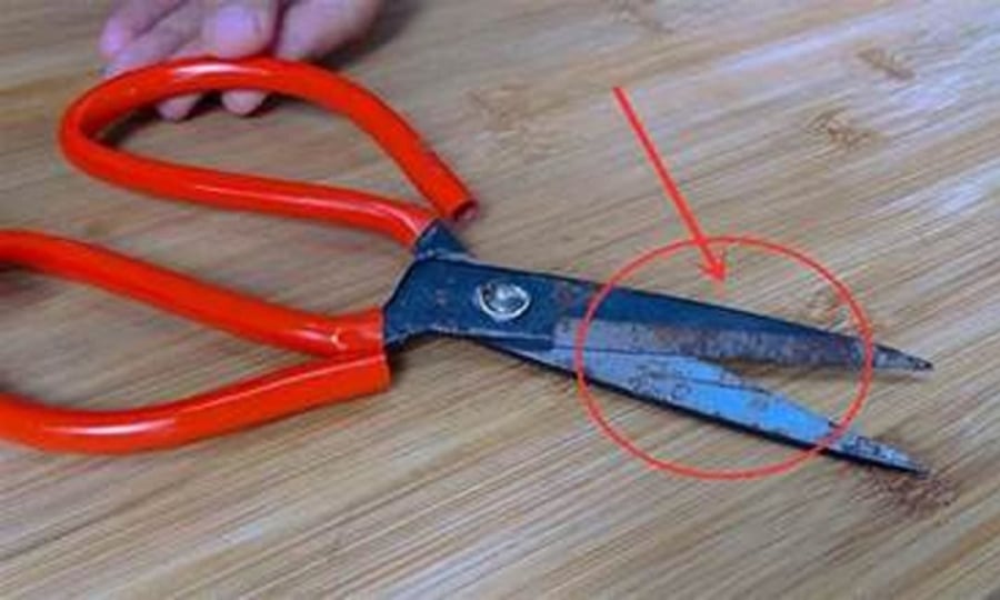 Mẹo giúp lưỡi kéo sắc lẹm như mới