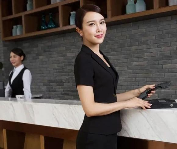Trong những chuyến du lịch, lễ tân khách sạn thường là người đầu tiên chúng ta gặp gỡ.