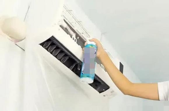 Đặt túi đựng nước thải dưới đáy điều hòa.