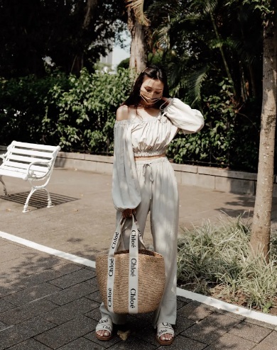 Kết hợp quần cạp chun với áo thun, áo crop top, áo hai dây, chị em sẽ có được outfit đầy phóng khoáng, thời thượng.