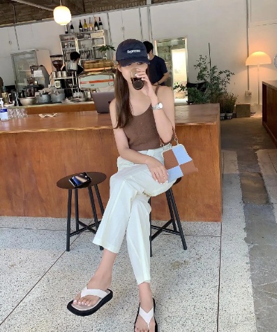 Quần vải thô dễ mặc dễ đẹp, nhất là khi chọn những phiên bản quần trắng, quần màu be...