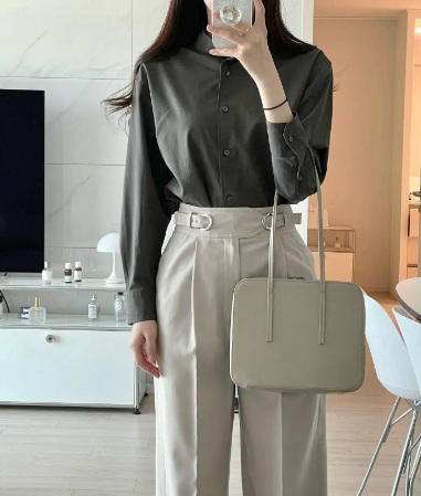 Khi đi mua sắm đồ cho tủ quần áo hè năm nay, nàng công sở hãy ưu tiên quần âu có đường ly giữa nhé, style chắc chắn cũng thăng hạng. 