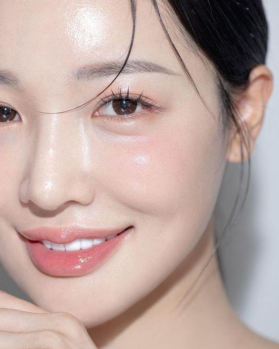 Retinol là một loại retinoid nổi tiếng có tác dụng kích thích sản xuất collagen