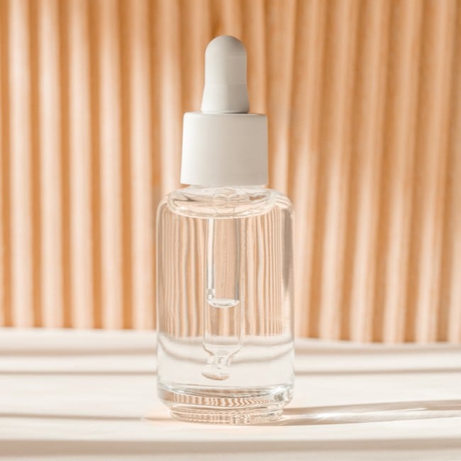 Vitamin C có tác dụng làm sáng và cải thiện tông màu da, giảm sắc tố và sự xuất hiện của nếp nhăn, kích thích sản xuất collagen.