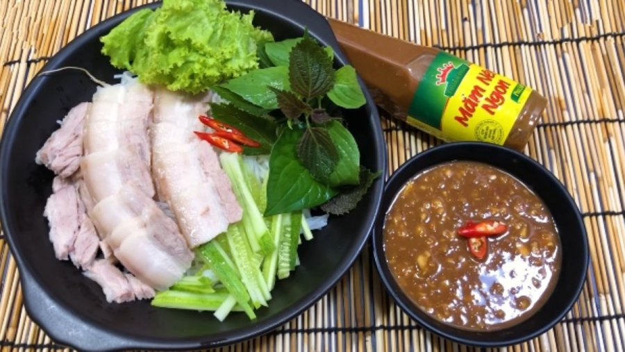 Nguyên liệu làm bún mắm nêm rất đơn giản