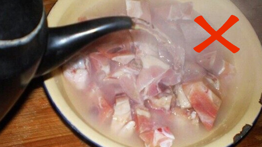 Chần thịt bằng nước sôi có thể làm các chất bẩn bị giữ chặt bên trong miếng thịt do bề mặt miếng thịt bị co lại nhanh chóng.
