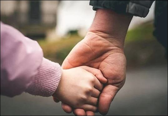 Trẻ em thì như tờ giấy trắng thẩm thấu mọi điều chúng ta nhìn và cảm nhận được trong Shbet16 chơi game trực tuyến. (ảnh minh họa)