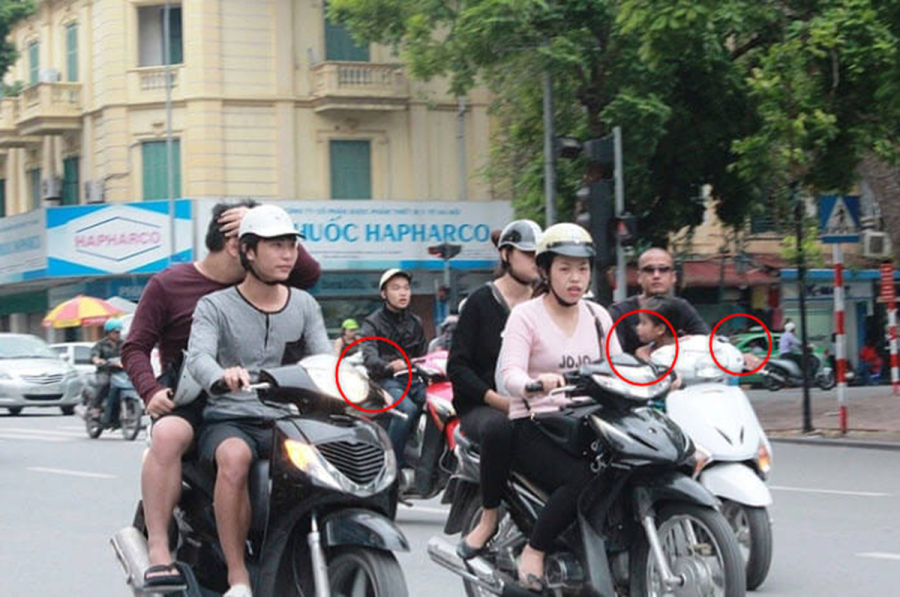 Đi xe không gương chiếu hậu không bị phạt đúng không?