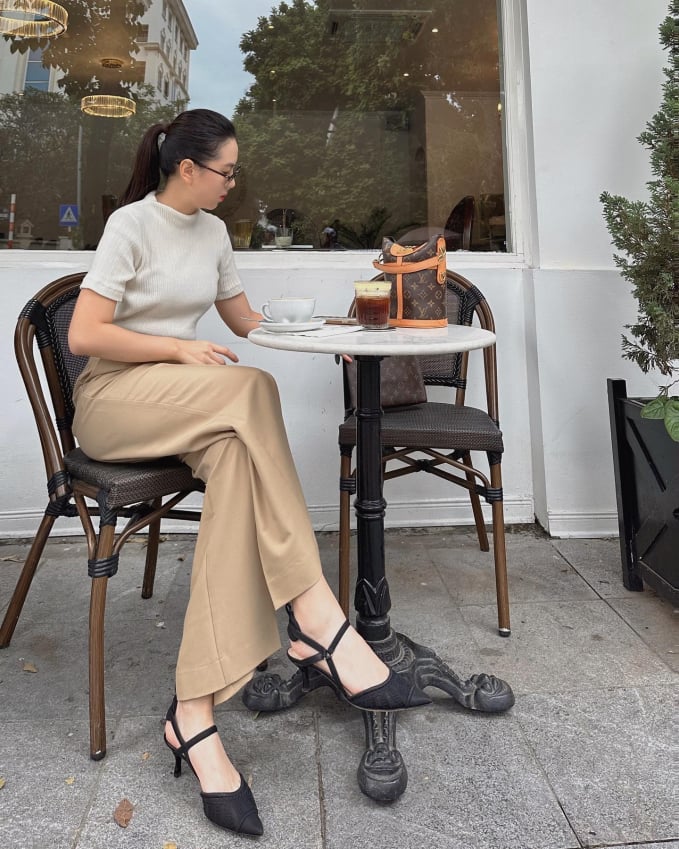 Mai Ngọc đã chọn giày cao gót mũi nhọn, tông màu đen.