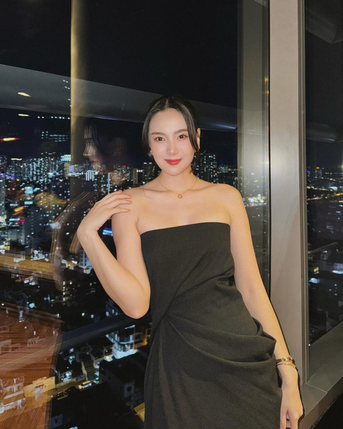 Một chiếc váy đen tối giản là lựa chọn hoàn hảo cho những buổi tiệc. 
