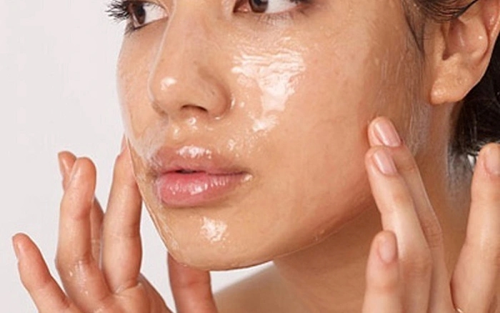 Dùng mỡ lợn để bôi lên mặt, tay chân để giữ da mịn màng, không bị khô nứt.