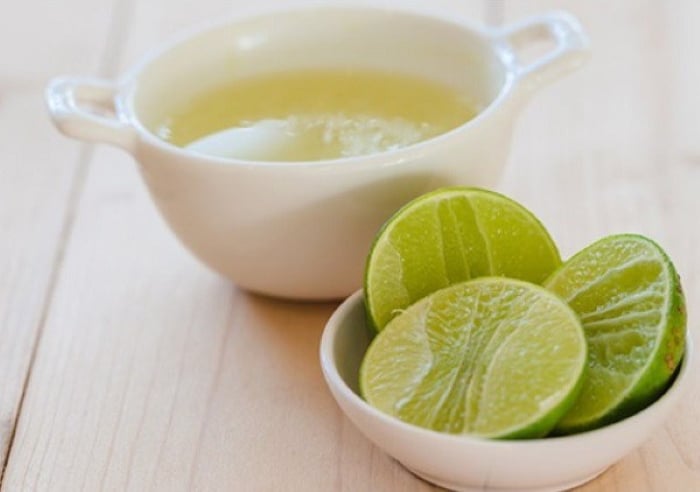 Nước cốt chanh pha loãng thấm lên da sẽ làm mờ đi các vết đồi mồi