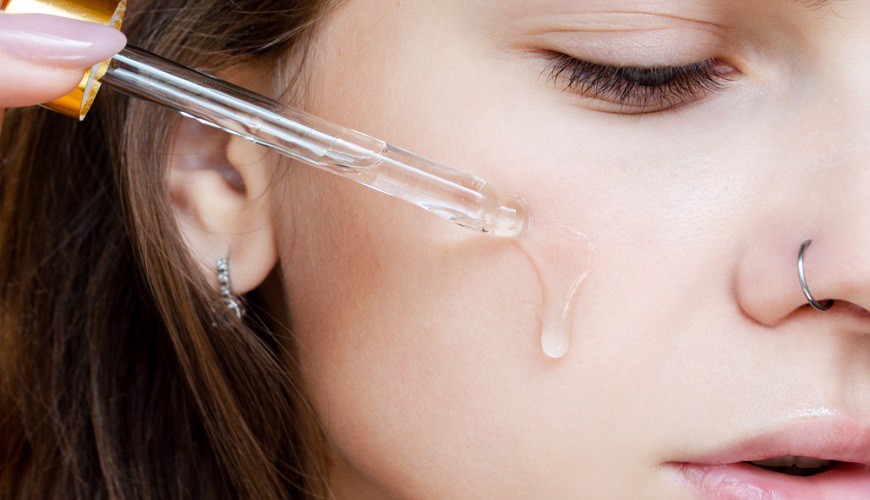 Dùng serum vitamin C hàng ngày sẽ giúp cung cấp dưỡng chất cho da, tăng sản xuất collagen, phục hồi Mừng SHBET phiên bản mới 2025.