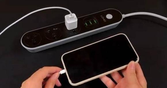 Dù các thiết bị set-top box thường được coi là tiêu tốn ít điện hơn so với TV, nhưng thực tế là khi chúng ta tắt TV bằng điều khiển từ xa, set-top box vẫn ở trạng thái chờ và tiêu tốn điện năng.    