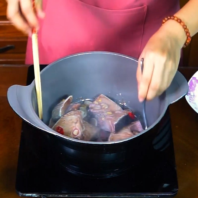 Cho quả sấu vào nồi kho cá cũng giúp cá chín nục nhanh hơn