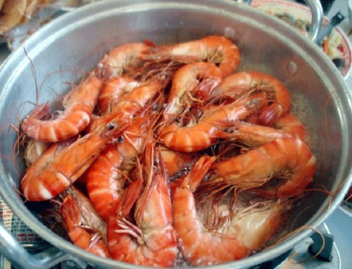 Sơ chế tôm để bóc