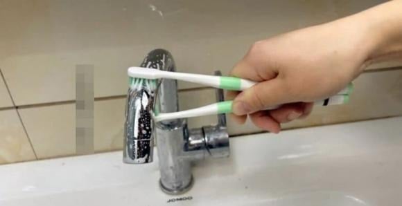 Thay vì tốn kém cho việc gọi thợ hoặc mua các công cụ đắt tiền, bạn có thể tận dụng hai chiếc bàn chải đánh răng cũ.