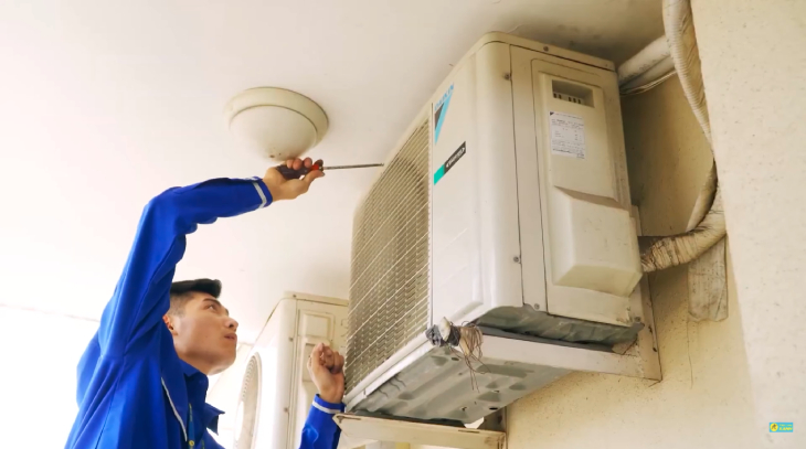 Cần lắp ống điều hòa thấp dần để đảm bảo chiều dốc.
