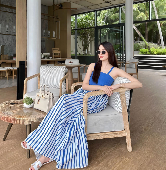 Khi đi du lịch cô cũng rất biết cách mặc nổi bật. 