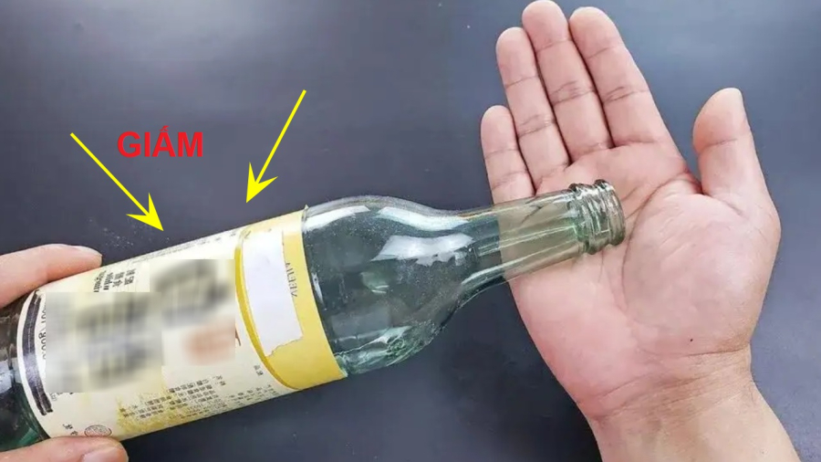 Thoa giấm vào lòng bàn tay giúp giảm cảm nóng rát do việc chạm vào những miếng ớt dã cắt gây ra.