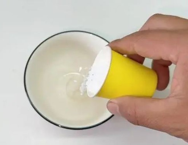 Bắt đầu bằng việc đổ nước vào một chiếc bát.Thêm vào đó một thìa đường để thu hút muỗi bởi mùi hương ngọt ngào của nó.