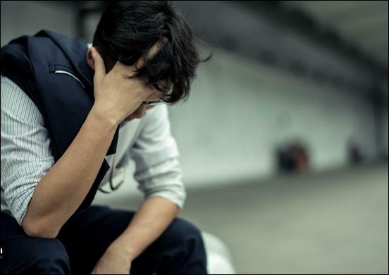 Nhiều người nghĩ thi thoảng thở dài có thể giải tỏa căng thẳng. (ảnh minh họa)