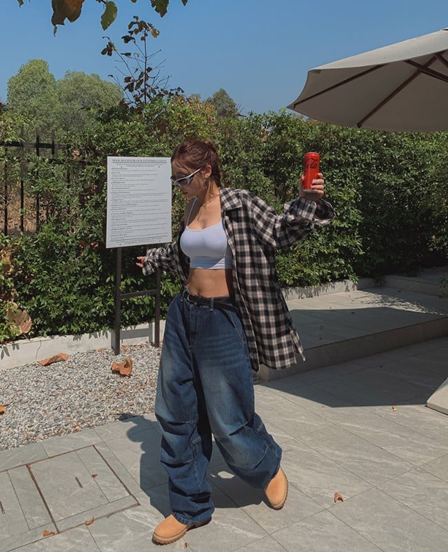 Các nàng có thể chọn kiểu sơ mi dáng croptop để vòng 2 được phô diễn tối đa.