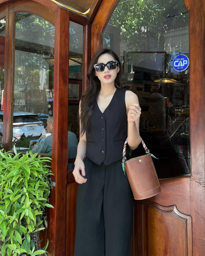 Màu đen và trắng Đỗ Thị Hà diện với tần suất dày đặc.