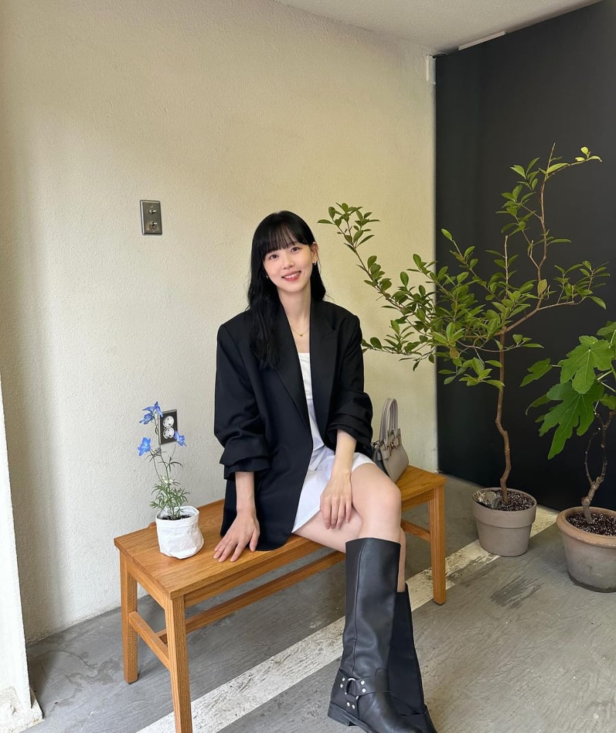 Cô cũng luôn làm mới phong cách của mình bằng cách đáp ứng các xu hướng thời trang.