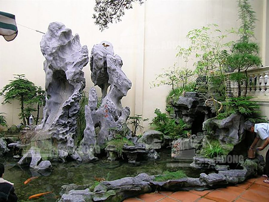Hòn non bộ phía trước nhà    