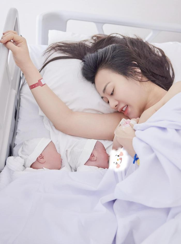 Phương Oanh sinh đôi 1 trai 1 gái bằng phương pháp sinh mổ