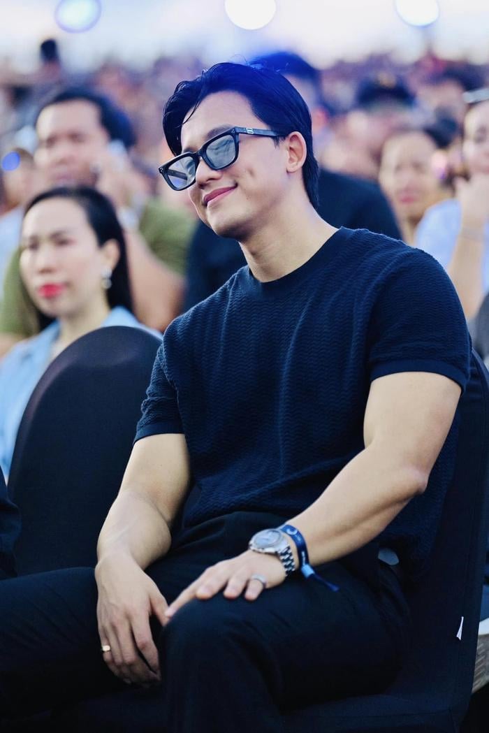 Động thái này của Mai Tài Phến khiến dân tình rần rần. Có vẻ như anh chàng cũng đang ẩn ý ca ngợi 